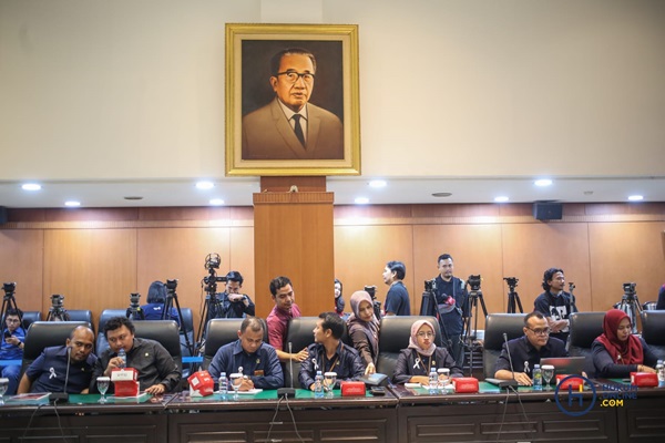  Salah seorang koordinator Solidaritas Hakim Indonesia, Jusran Ipandi (Ketiga dari kiri) saat menyampaikan 3 tuntutan dalam audiensi dengan Mahkamah Agung di Gedung MA, Senin (7/10/2024). Foto: HFW