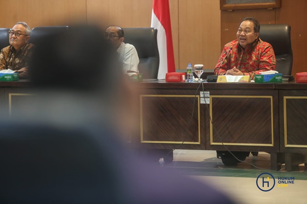  Juru Bicara sekaligus Wakil Ketua Bidang Non-Yudisial Mahkamah Agung, Suharto saat menerima audiensi para hakim atas nama Solidaritas Hakim Indonesia di Gedung MA, Senin (7/10/2024) kemarin. Foto: HFW