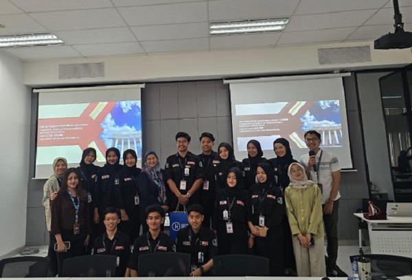 Departemen Pengembangan Karier LEM FH UII mengunjungi Hukumonline, Selasa (15/10). Foto: AID