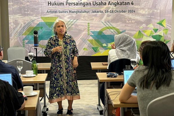 Prof. Ningrum Natasya Sirait dalam Training Kompetensi Dasar Advokat Hukum Persaingan Usaha Angkatan 4, Rabu (16/10). Foto: FNH