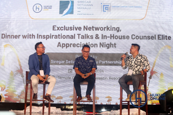 Partner SSMP Bobby R. Manalu dan Managing Partner SSMP Nien Rafles Siregar dalam sesi Inspirational Talks powered by Siregar Setiawan Manalu and Partnership dalam gelaran Exclusive Networking, Gala Dinner, Kamis (17/10/2024). Foto: HFW