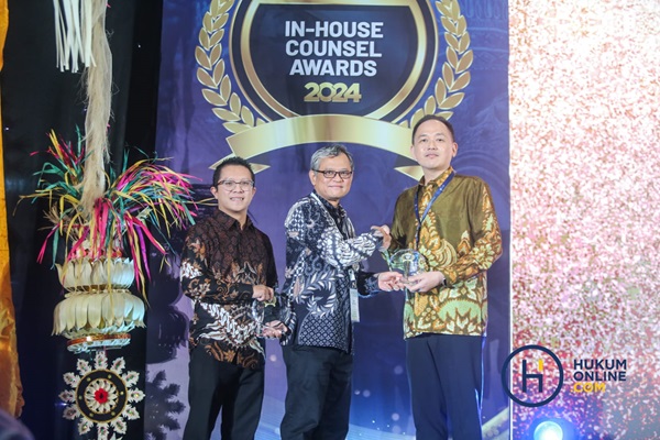 Komisaris Utama Hukumonline Ahadi Bayu Tejo saat memberi penghargaan untuk sektor sektor Agriculture & Fishery kepada Legal Director and Corporate Secretary PT Austindo Nusantara Jaya Tbk Naga Waskita dalam ajang IHCA 2024. Foto: RES