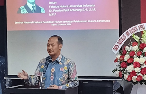 Dekan FHUI Parulian Paidi Aritonang memberikan sambutan pada acara Seminar Nasional Evaluasi Pendidikan Hukum terhadap Pelaksanaan Hukum di Indonesia yang diadakan di Kampus FHUI, Rabu (23/10). Foto: CR 33