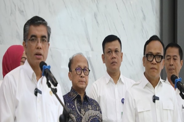 Menteri Ketenagakerjaan, Yassierli (Kiri) dan Wakil Menteri Ketenagakerjaan, Immanuel Ebenezer Gerungan (kanan).Foto: Kemenaker