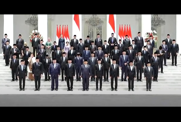 Momen saat Presiden Prabowo Subianto dan Wakil Presiden Gibran Rakabuming Raka melakukan foto bersama Menteri Kabinet Merah Putih. Foto: Tangkapan layar YouTube