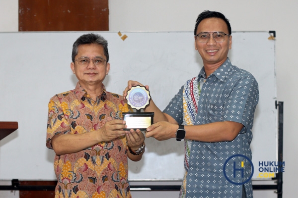 Hukumonline Serahkan Penghargaan Top Law Schools 2024 Serta Sosialiasi University Solutions Kepada STHB-23.jpg