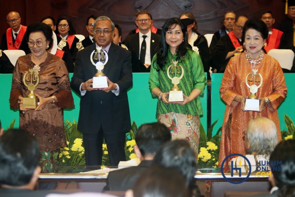 Dalam rangka Dies Natalis ke-100 tahun, FHUI memberikan penghargaan Dharma Justisia 2024 kepada empat tokoh di bidang hukum. Foto: RES