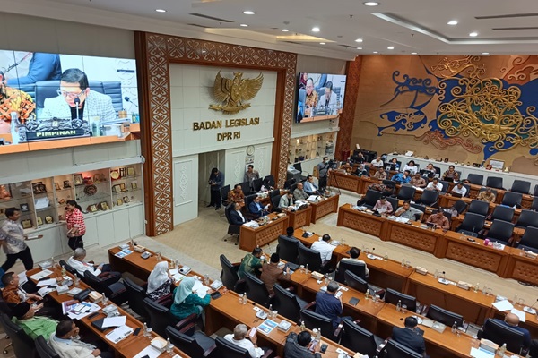 Suasana rapat pleno Baleg DPR membahas evaluasi prolegnas 2020-2024 dan persiapan menyusun prolegnas 2025-2029 serta prolegnas prioritas 2025 di ruang kerja Baleg DPR, Senin (28/10/2024) kemarin. Foto: ADY
