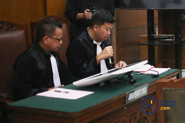 Jaksa penuntut umum saat membacakan surat dakwaan terhadap terdakwa Tony Budidjaja di ruang sidang Pengadilan Negeri Jakarta Selatan, Selasa (29/10/2024). Foto: HFW