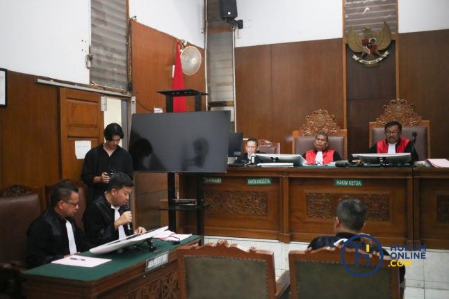 Suasana sidang perdana dengan Terdakwa Tony Budidjaja yang didakwa tindak pidana pengaduan palsu dan/atau pengaduan fitnah sebagaimana diancam Pasal 220 dan/atau Pasal 317 KUHP di PN Jakarta Selatan, Selasa (29/10/2024). Foto: HFW