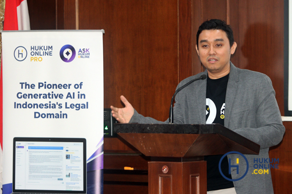 Chief Content Officer Hukumonline Robert Sidauruk dalam Seminar 'Implementasi Kecerdasan Artifisial Generatif dalam Penelitian Hukum: Peluang dan Tantangan' di Gedung FH UGM, Yogyakarta, Jumat (1/11/2024). Foto: RES 