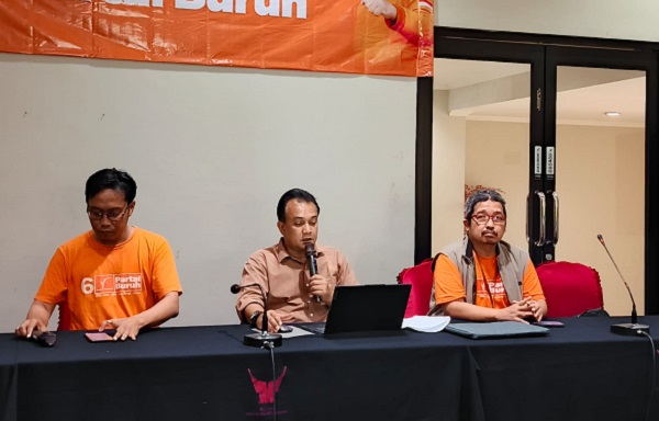 Tim Hukum Partai Buruh mengadakan konferensi pers terkait putusan MK soal UU Cipta Kerja, Sabtu (2/11). Foto: ADY
