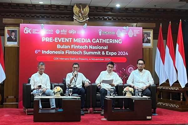Kepala Departemen Pengaturan dan Perizinan Inovasi Teknologi Sektor Keuangan OJK Djoko Kurnijanto (kedua dari kiri) dalam konferensi pers BFN dan The 6th IFSE 2024 di Gedung OJK Menara Radius Prawiro, Jakarta, Senin (4/11/2024). Foto: WIL