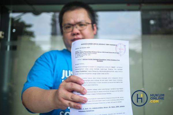 Koordinator Amicus Curiae untuk Advokat Tony Budidjaja, Hendra Setiawan Boen  menunjukkan surat Amicus Curiae di Pengadilan Negeri Jakarta Selatan, Selasa (5/11/2024). Foto: HFW 