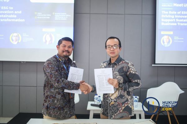 Chief Operating Officer Hukumonline Jan Ramos Pandia dan Country Head MVGX Charya Rabindra Lukman saat menandatangani kerja sama terkait pemenuhan Zero Net Emission di Indonesia, Rabu (6/11/2024) di Jakarta. Foto: HFW