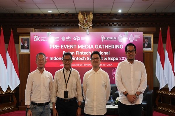 Kepala Departemen Pengaturan dan Perizinan Inovasi Teknologi Sektor Keuangan OJK Djoko Kurnijanto (kedua dari kiri) dalam konferensi pers BFN dan The 6th IFSE 2024 di Gedung OJK Menara Radius Prawiro, Senin (4/11/2024). Foto: WIL