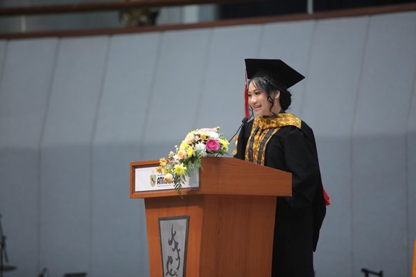 Jerica Putri Gunawan, wisudawati terbaik FH Unika Atma Jaya saat acara yudisium ke 83 di Jakarta Convention Center pada 22 Mei 2024 lalu. Foto: Istimewa