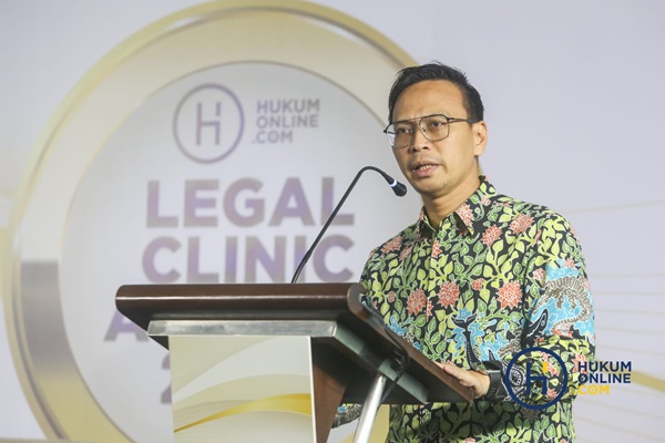  Chief Media and Engagement Officer Hukumonline, Amrie Hakim dalam sambutannya pada acara Hukumonline Legal Clinic Awards 2024, Jumat (8/11/2024). Foto: HFW