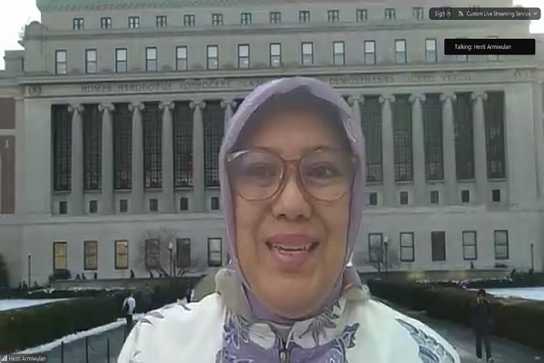 Guru Besar Fakultas Hukum (FH) Universitas Surabaya, Prof Hesti Armiwulan saat menjadi narasumber dalam diskusi bertema 'Politik Legislasi UU Ketenagakerjaan Baru Pasca Putusan MK', Jumat (8/11/2024). Foto: Tangkapan layar zoom