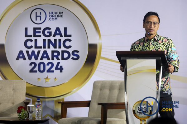 Chief Media and Engagement Officer Hukumonline, Amrie Hakim dalam sambutannya di Hukumonline Legal Clinic Awards 2024, Jumat (8/11/2024). Foto: RES