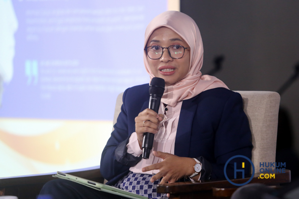Legal Manager PT ASDP Indonesia Ferry (Persero), Latifah Nur’aini dalam seminar Hukumonline Legal Clinic Awards 2024, Jumat (8/11/2024). Foto: RES