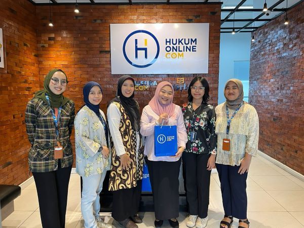 Kepala Unit CEP Fakultas Hukum Universitas Pancasila Cipta Indralestari Rachman (tengah) usai saat berkunjung di Kantor Hukumonline, Senin (11/11/2024). Foto: Istimewa   