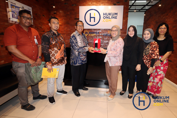 Wakil Dekan Bidang Akademik Universitas Tanjungpura Edy Suasono menerima cinderata mata usai kunjungan di Kantor Hukumonline, Senin (11/11/2024). Foto: RES