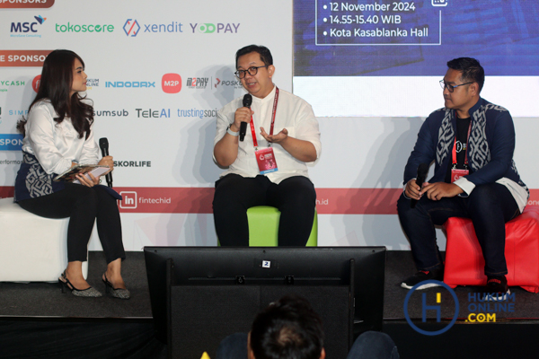 Direktur Eksekutif AFTECH, Aries Setiadi (tengah) saat menjadi narasumber dalam The 6th Indonesia Fintech Summit and Expo dan Bulan Fintech Nasional 2024, Selasa (12/11/2024). Foto: RES