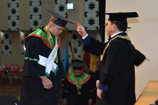 Akbar Nugroho, Wisudawan Terbaik Fakultas Hukum Universitas Yarsi. Foto: Istimewa  