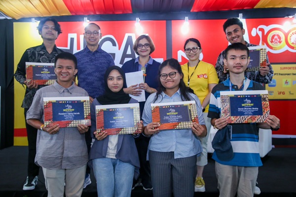 Para pemenang lomba esai nasional dies natalis FHUI 100 berfoto bersama. Foto: Istimewa