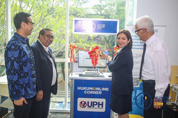 Dekan FH Universitas Pelita Harapan Velliana Tanaya saat meresmikan Hukumonline Corner. Foto: HFW