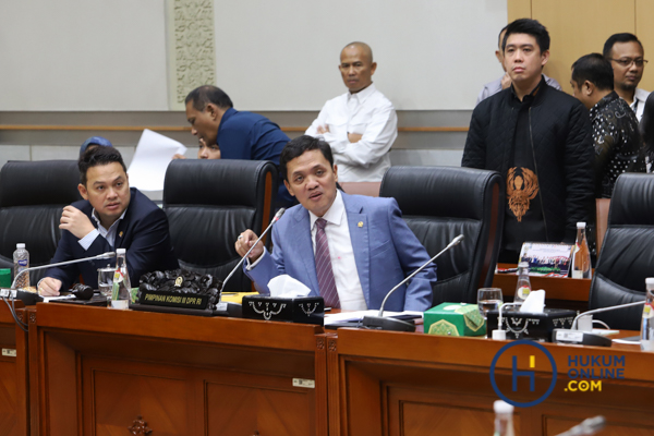 Ketua Komisi III DPR, Habiburokhman saat mengumumkan capim dan cadewas KPK terpilih periode 2024-2025 di Komplek Gedung Parlemen, Kamis (21/11/2024). Foto: RES