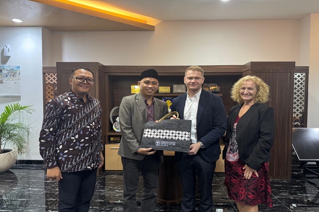 Kiri-kanan: Ketua Program Studi Hukum Program Sarjana UII, Dodik Setiawan Nur Heriyanto, Dekan FH UII, Prof Budi Agus Riswandi menerima kunjungan Perwakilan Kadin Irlandia, Michael Noble. Foto: Doc FH UII