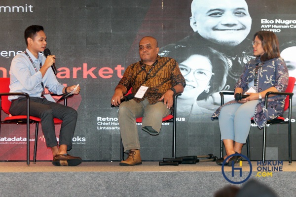 AVP Human Capital Service di JAKPRO Eko Nugroho (tengah) dan Chief Human Resources Officer di Lintasarta Retno Kusumorini Firdaus (kanan). Foto: RES
