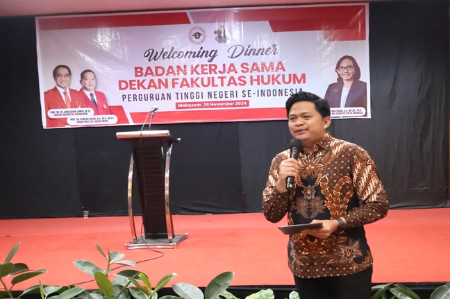 Research and Awards Manager Hukumonline, Katon Baskoro saat menjelaskan hasil riset tersebut dalam Pertemuan Nasional BKS Dekan FH PTN di Makassar, Sabtu (30/11) pekan kemarin.