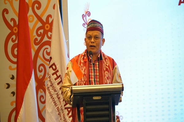 Hakim Konstitusi Prof Guntur Hamzah saat sesi Justice Lecture di acara Konferensi Nasional Asosiasi Pengajar Hukum Tata Negara dan Hukum Administrasi Negara (KNAPHTN-HAN) III, Jumat (6/12/2024) malam di Balikpapan. Foto: Istimewa