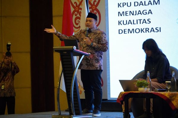 Ketua KPU Mochammad Affifudin saat seminar bertema 'Perkembangan Demokrasi di Indonesia: Peluang dan Tantangan dari Perspektif HTN dan HAN' dalam gelaran KNAPHTN-HAN III di Hotel Novotel, Balikpapan, Sabtu (7/12/2024). Foto: Istimewa