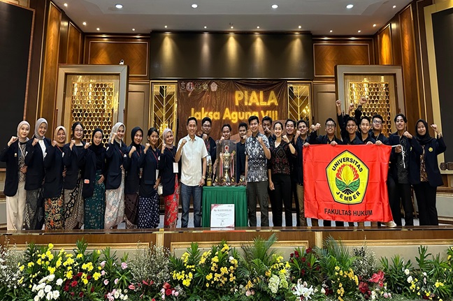 Delegasi FH UNEJ berfoto bersama setelah menyandang juara pertama dalam ajang National Moot Court Competition (NMCC) Piala Jaksa Agung VIII. Foto: Istimewa