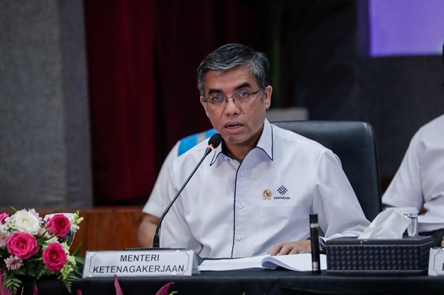 Menaker Yassierli, saat konferensi pers mengenai Paket Kebijakan Ekonomi untuk Kesejahteraan di kantor Kementerian Koordinator Bidang Perekonomian, Jakarta, Senin (16/12/2024) kemarin. Foto: Istimewa
