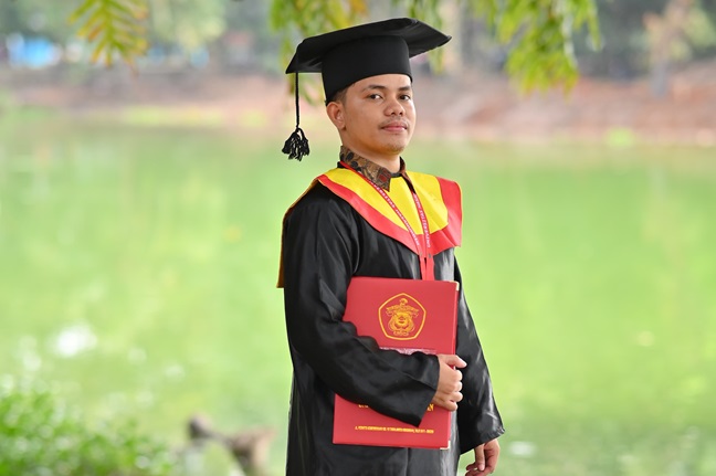 Wisudawan terbaik Fakultas Hukum Universitas Hasanuddin periode Mei 2024, Isdarma Sahyan. Foto: Istimewa