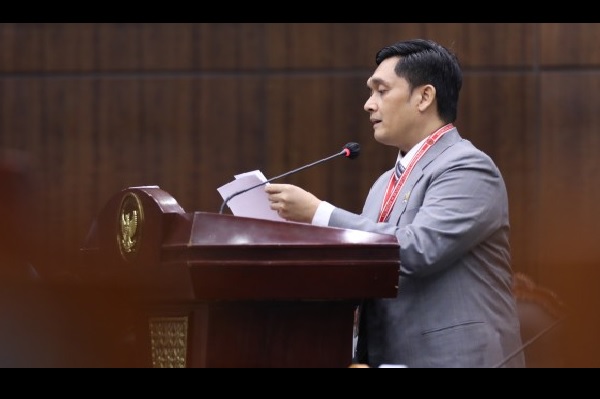 Fikri Habibi mewakili Mahkamah Agung memberikan keterangan pada sidang lanjutan uji UU No.37 Tahun 2004 tentang Kepailitan dan Penundaan Kewajiban Pembayaran Utang, Selasa (17/12) di Ruang Sidang MK. Foto Humas MK