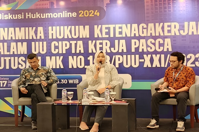 Partner Assegaf Hamzah & Partners, Muhamad Kamal Fikri, Akademisi Hukum Ketenagakerjaan FH UI, Fitriana, dan moderator Sinatrya Primandhana dalam diskusi Hukumonline 2024, Selasa (17/12/2024). Foto: ADY