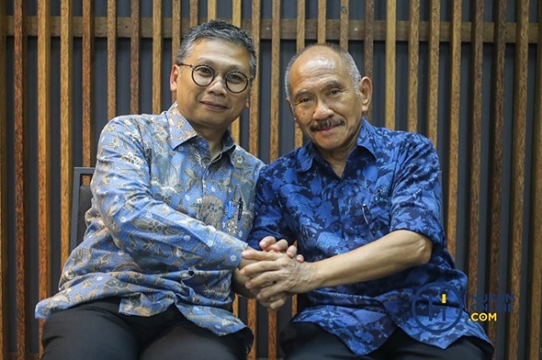 Kukuh Komandoko Hadiwidjojo (kiri) saat terpilih sebagai Ketua Umum HKHPM pada Kamis (21/11/2024) lalu. Foto: HFW