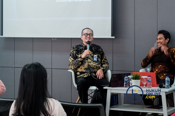 Imam Syaukani, Kepala Biro Hukum dan Kerja Sama Luar Negeri Kementerian Agama RI, menyampaikan materi kepada para peserta Hukumonline Hangout with Expert Series, Kamis (19/12).