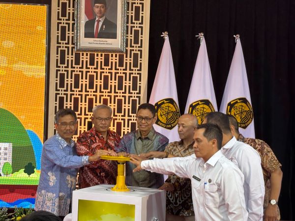 Wakil Menteri ESDM Yuliot Tanjung (ketiga dari kiri) saat peluncuran Perizinan Air Tanah, Rabu (8/1/2025) di Kantor Kementerian ESDM, Jakarta. Foto: CR 31  