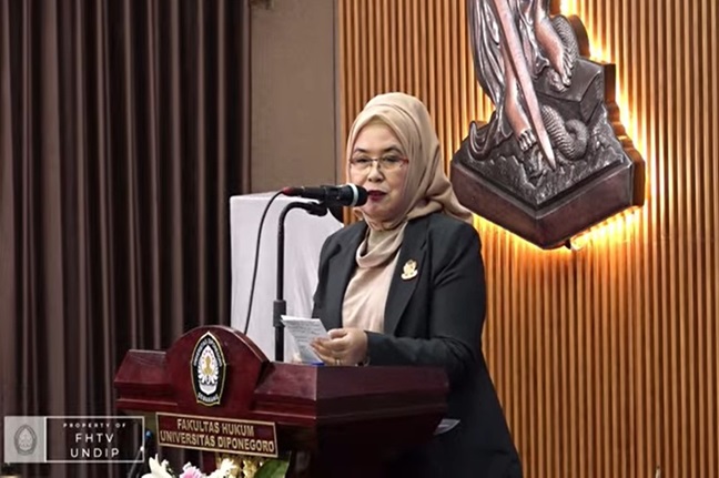 Dekan FH Undip, Prof Retno Saraswati saat memberikan sambutan dalam rangkaian kegiatan Dies Natalis Ke-68 FH Undip, Kamis (9/1/2025). Foto: Youtube