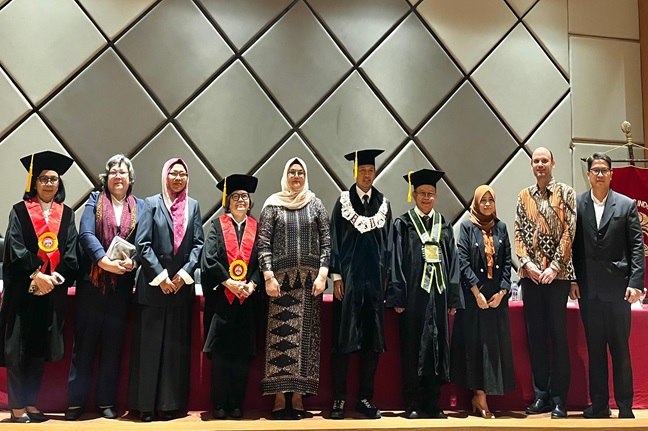 Rini Maryam (kelima dari kiri) berfoto bersama dengan akademisi seusai sidang terbuka disertasi Gedung Fakultas Hukum Universitas Indonesia, Kamis (9/1/2025). Foto: WIL