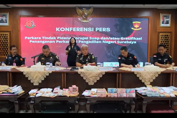 Direktur Penyidikan Jampidsus Kejagung, Abdul Qohar (kedua dari kiri) saat konferensi pers perkara tindak pidana korupsi pn surabaya, Selasa (14/1). Foto: Tangkapan Layar YouTube