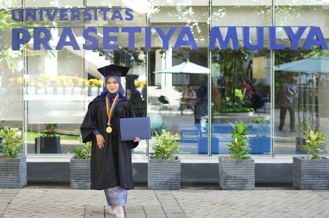 Wisudawan terbaik Program Studi Hukum Bisnis Internasional Universitas Prasetiya Mulya periode September 2024, Exi Anggraini. Foto: Istimewa