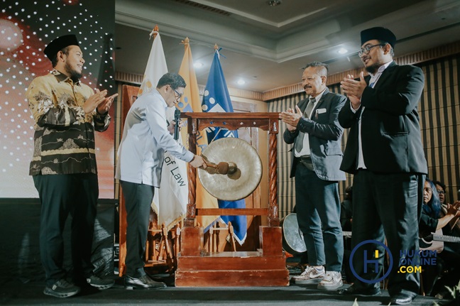 Ketua Baleg DPR Bob Hasan memukul gong meresmikan berdirinya IBLAM Center didampingi Ketua Yayasan STIH IBLAM, Rahmat Dwi Putranto (kanan), Ketua Sekolah Tinggi Ilmu Hukum IBLAM, Angkasa dan Ketua Pelaksana Acara; Marjan Miharja. Foto HFW